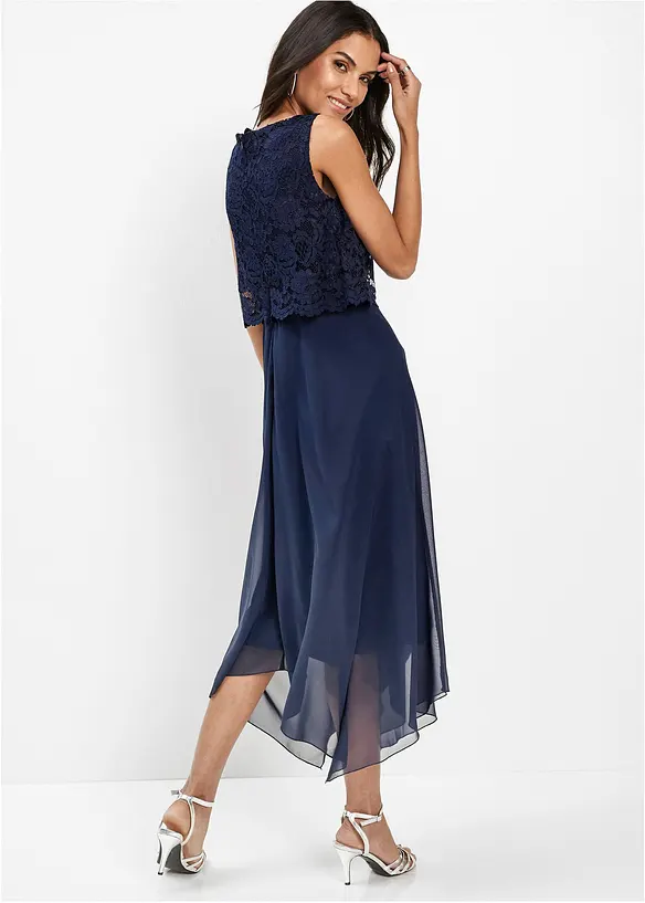 Premium Chiffonkleid mit Spitze in blau von hinten (Totalaufnahme) - bonprix