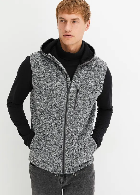 Strickfleece-Weste mit Kapuze in schwarz von vorne (im Anschnitt) - bonprix