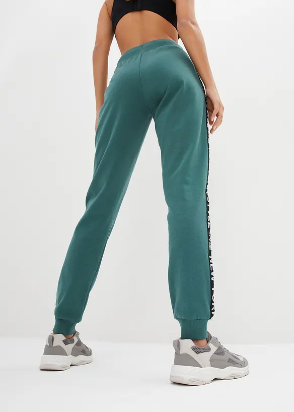Sweathose mit Bündchen und Statement-Druck in grün von hinten - bonprix