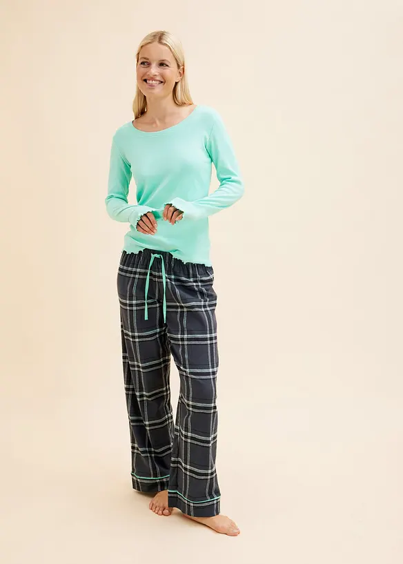 Pyjama mit Rippshirt und Flanellhose in grün von vorne (Totalaufnahme) - bonprix