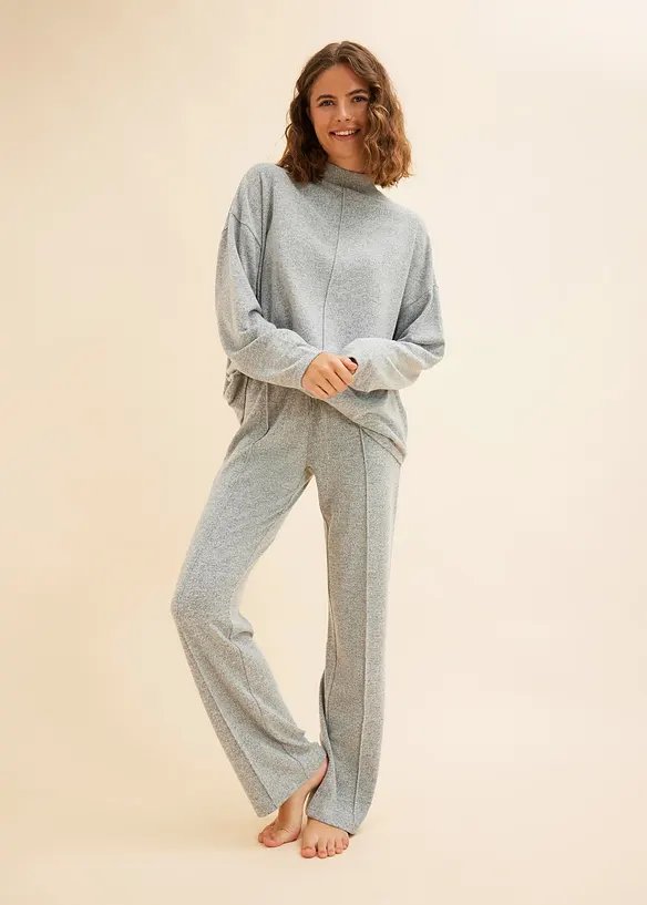 Weit geschnittener Loungewear Hausanzug aus weicher Qualität in grau von vorne (Totalaufnahme) - bonprix