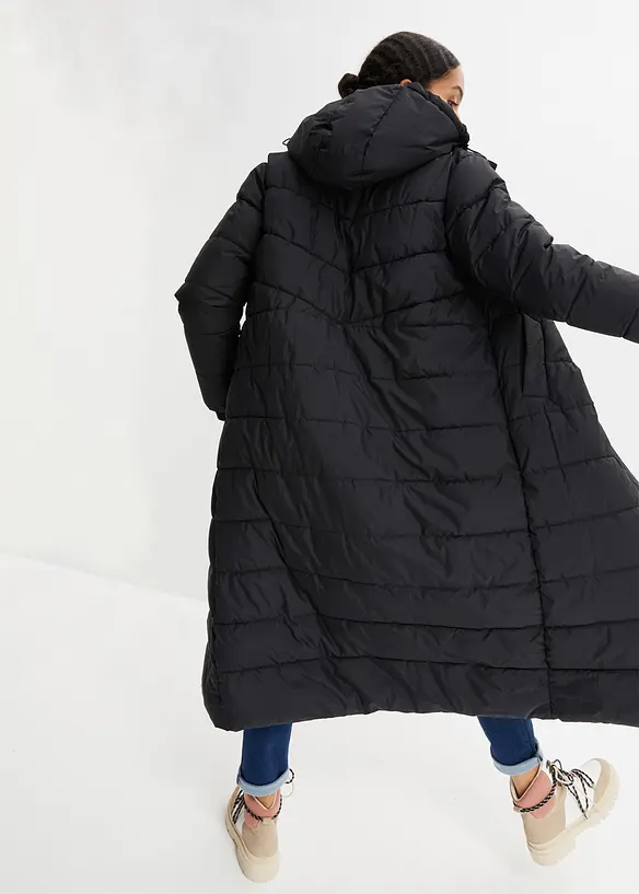 Langer Stepp-Mantel mit Kapuze in schwarz von hinten (Totalaufnahme) - bonprix