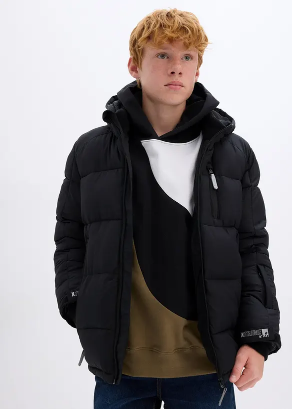warm gefütterte Winter-Steppjacke mit Kapuze in schwarz von vorne (im Anschnitt) - bonprix