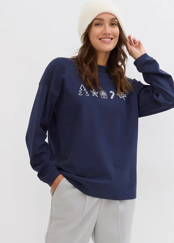Besticktes Weihnachts-Langarmshirt, oversized in blau von vorne (im Anschnitt) - bonprix