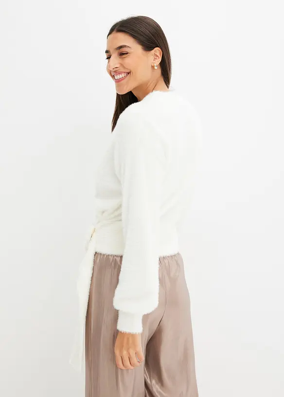 Wickelpullover mit Accessoire in weiß von hinten (im Anschnitt) - bonprix