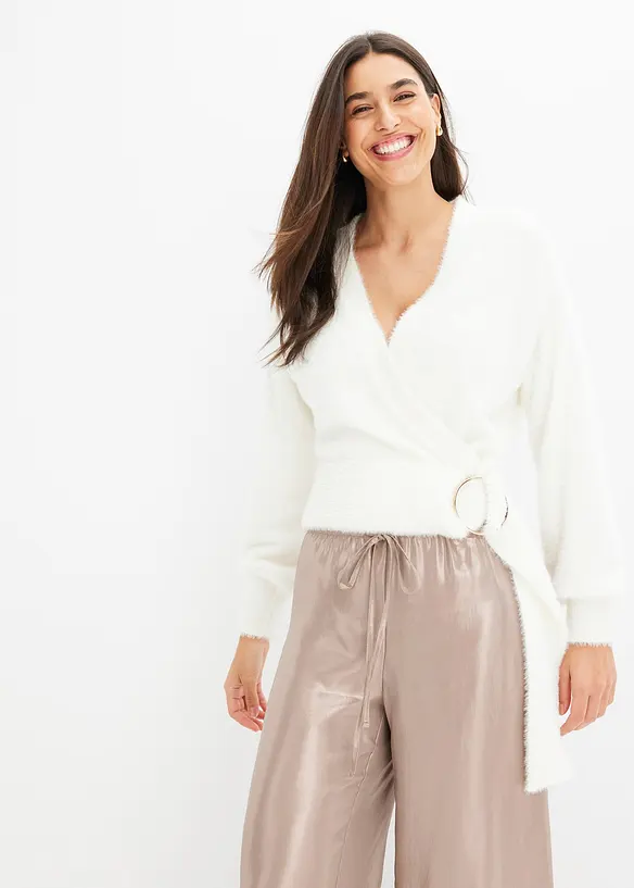 Wickelpullover mit Accessoire in weiß von vorne (im Anschnitt) - bonprix
