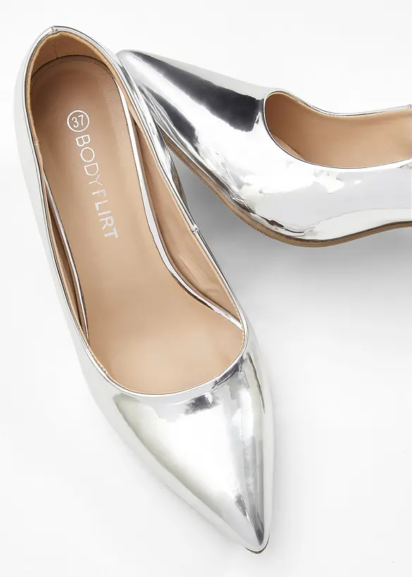 Pumps in Lack-Optik in silber (Detailaufnahme) - bonprix