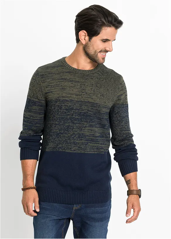 Feinstrickpullover mit Komfortschnitt aus weichem Baumwollmix in grün von vorne (im Anschnitt) - bonprix