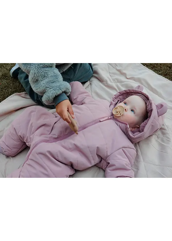 Wattierter wasserabweisender Baby Schneeanzug mit Teddyfleece in rosa (Detailaufnahme) - bonprix