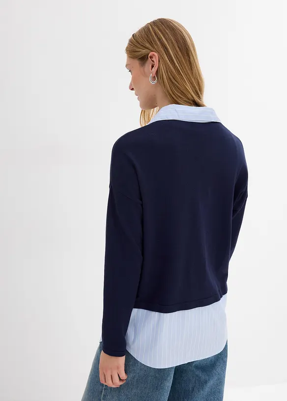 Feinstrickpullover mit Bluseneinsatz in blau von hinten (im Anschnitt) - bonprix