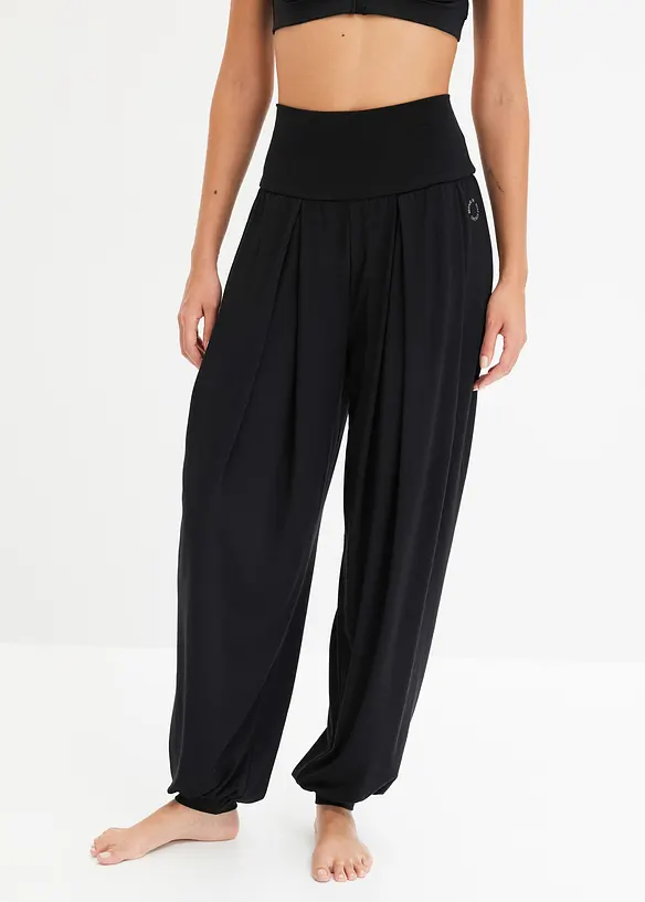 Weite Sporthose mit  umklappbaren Bund in schwarz von vorne - bonprix