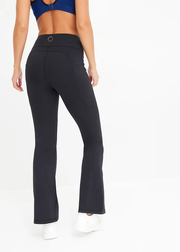 Ausgestellte Komfort Sport-Leggings mit Handytasche, schnelltrocknend in schwarz von hinten - bonprix