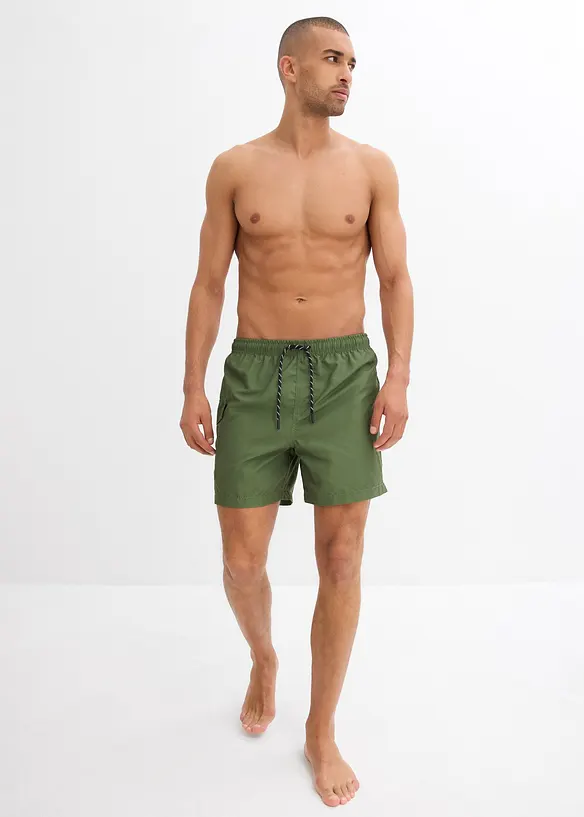 Badeshorts mit Cargotasche in grün von vorne (Totalaufnahme) - bonprix