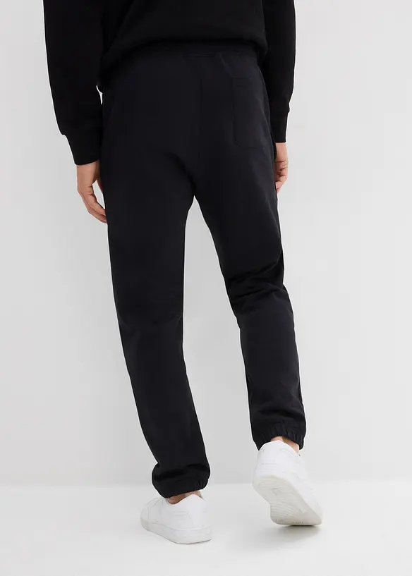 Jogginghose in Loose Fit in schwarz von hinten - bonprix