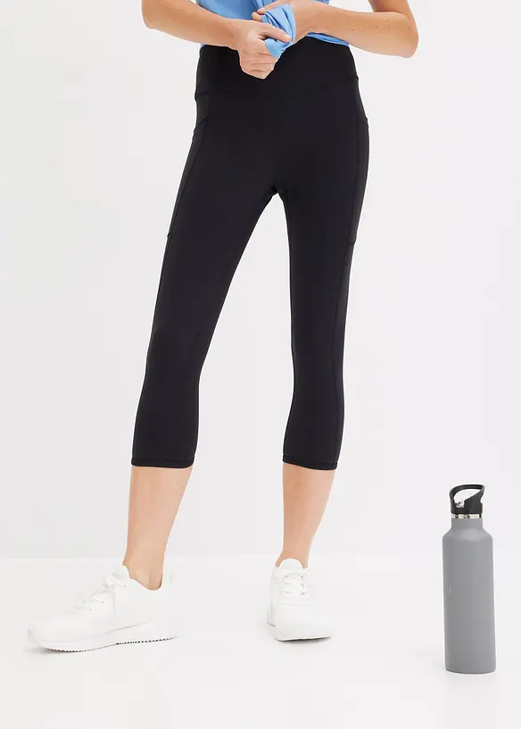 Komfort-Sport-Caprileggings mit Handytasche, schnelltrocknend in schwarz von vorne - bonprix