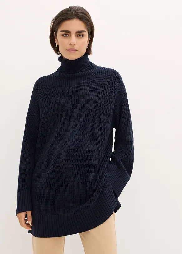 Oversize-Rollkragenpullover aus Baumwoll-Mix in blau von vorne (im Anschnitt) - bonprix