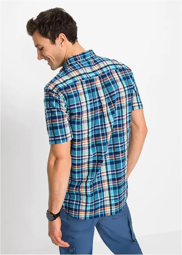Kurzarmhemd aus Baumwolle in Regular Fit in blau von hinten (im Anschnitt) - bonprix