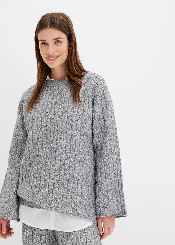 Oversize-Pullover mit Zopfmuster in grau von vorne (im Anschnitt) - bonprix