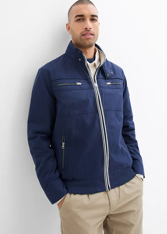 Übergangsjacke in Blousonform mit Stehkragen in blau von vorne (im Anschnitt) - bonprix