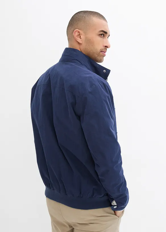 Übergangsjacke in Blousonform mit Stehkragen in blau von hinten (im Anschnitt) - bonprix