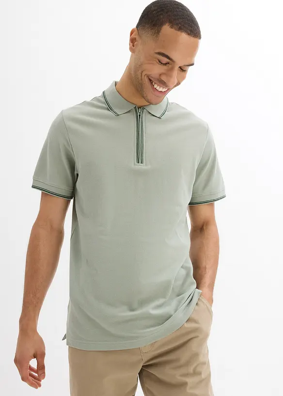 Piqué-Poloshirt mit Reißverschluss aus reiner Baumwolle in grün von vorne (im Anschnitt) - bonprix