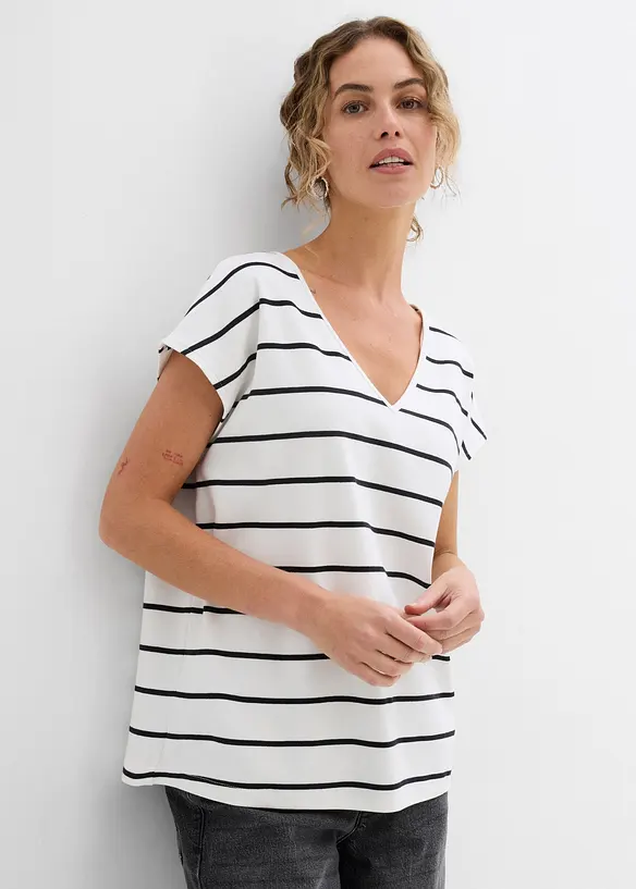 Gestreiftes Strickshirt in weiß von vorne (im Anschnitt) - bonprix