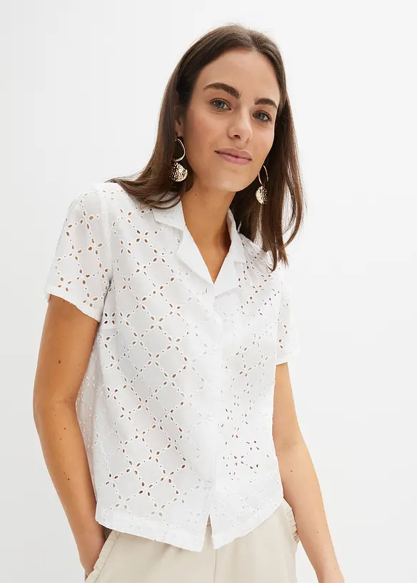 Modische Lochstickerei-Bluse in weiß von vorne (im Anschnitt) - bonprix