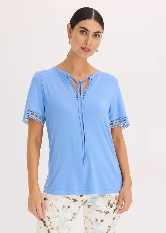 Shirt-Tunika mit Spitzenband in blau von vorne (im Anschnitt) - bonprix