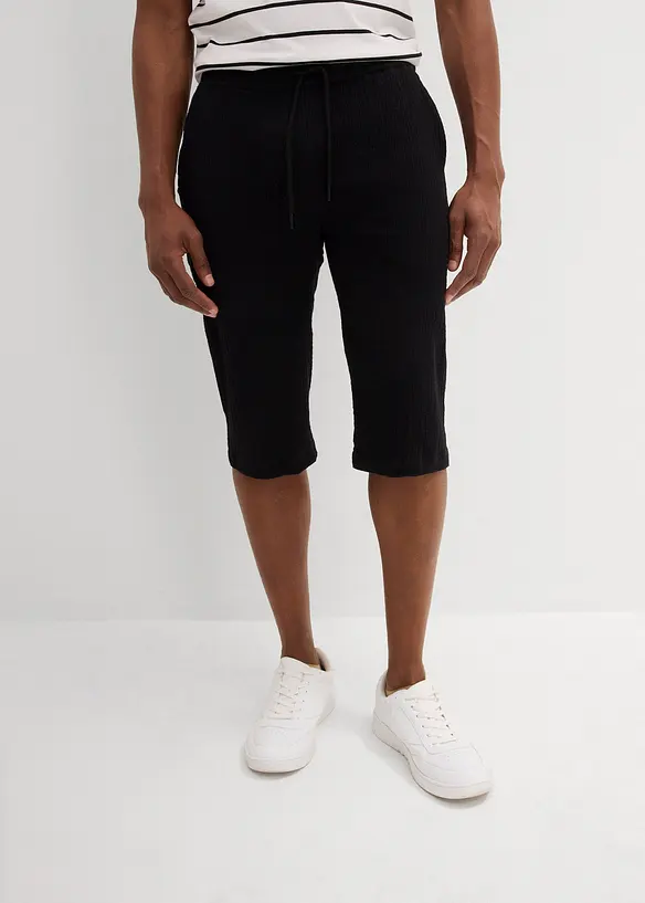 Loose Fit Long-Bermuda aus luftigem Musselin in schwarz von vorne - bonprix