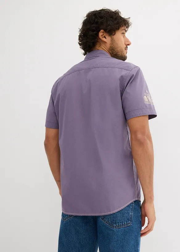 Kurzarmhemd mit Druck in lila von hinten (im Anschnitt) - bonprix