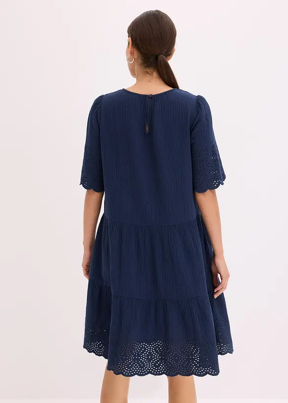Kleid aus Musselin mit Lochstickerei in blau von hinten (Totalaufnahme) - bonprix Kleid aus Musselin mit Lochstickerei in blau von hinten (Totalaufnahme) - bonprix