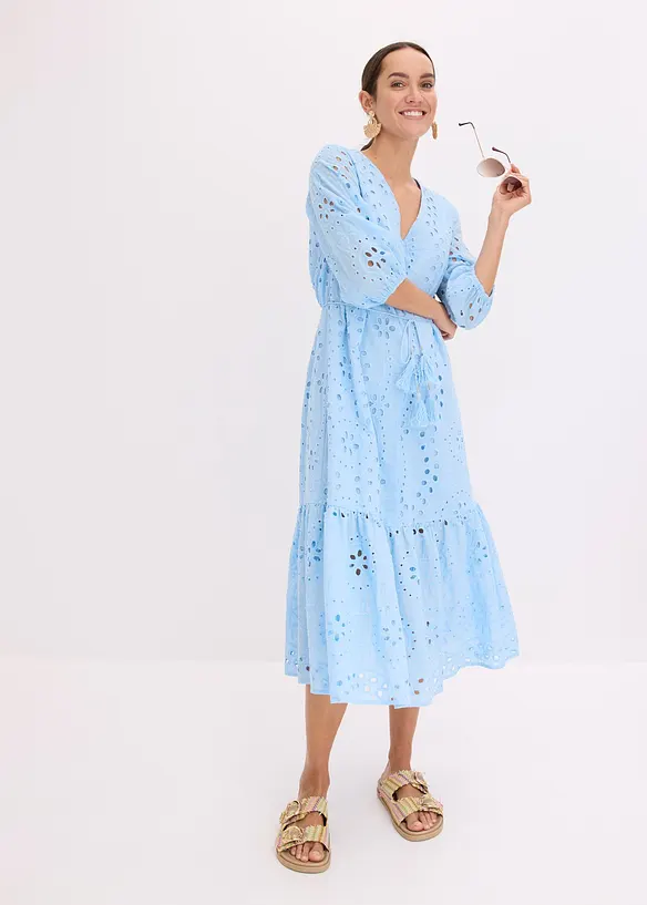 Midikleid aus reiner Baumwolle mit Lochstickerei in blau von vorne (Totalaufnahme) - bonprix