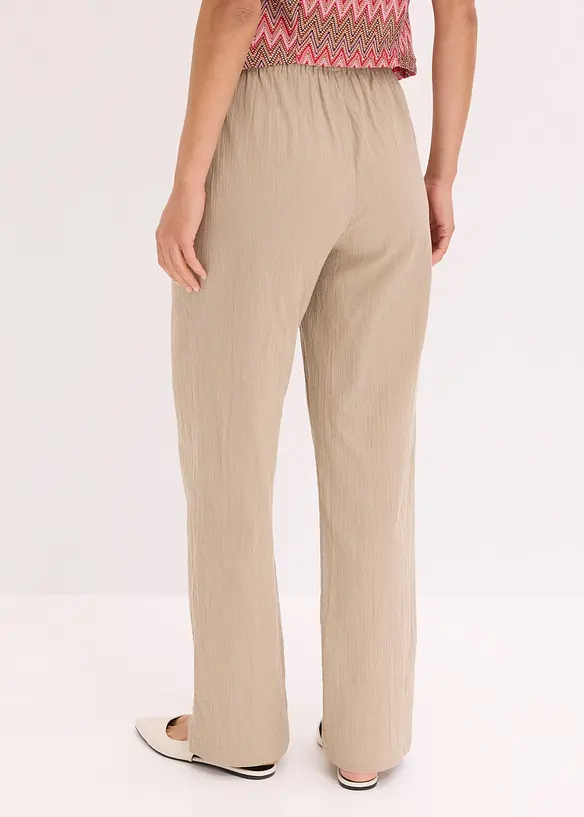 Schlupfhose aus strukturiertem Crinkle in beige von hinten - bonprix