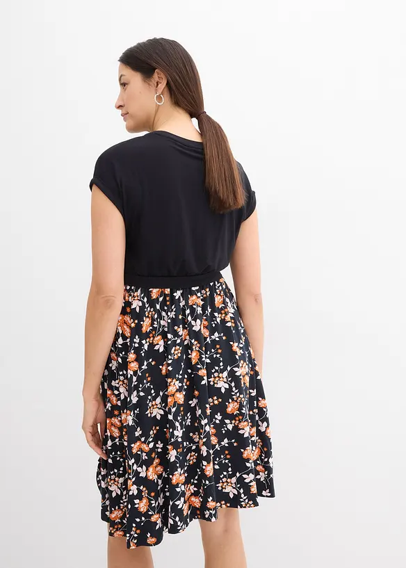 2-in-1 Umstands- und Stillkleid mit Taschen in schwarz von hinten (Totalaufnahme) - bonprix