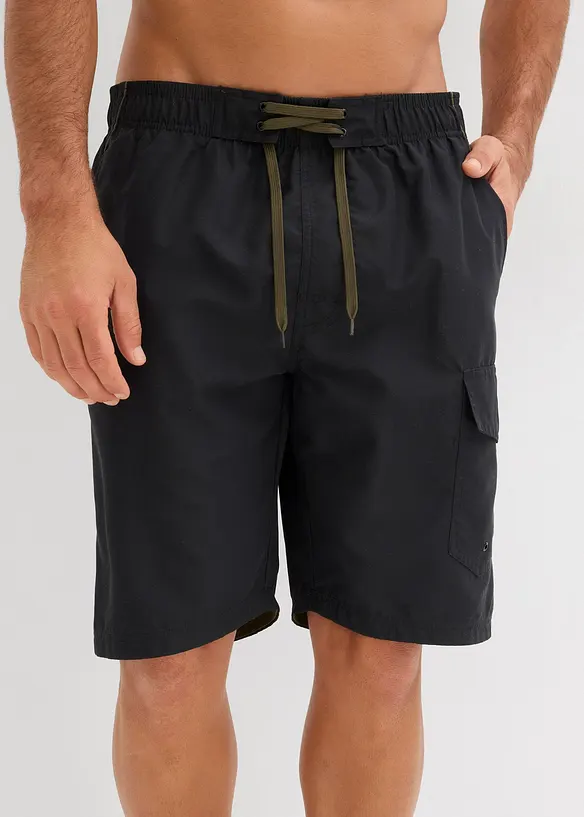 Badeshorts mit seitlicher Tasche in schwarz von vorne - bonprix