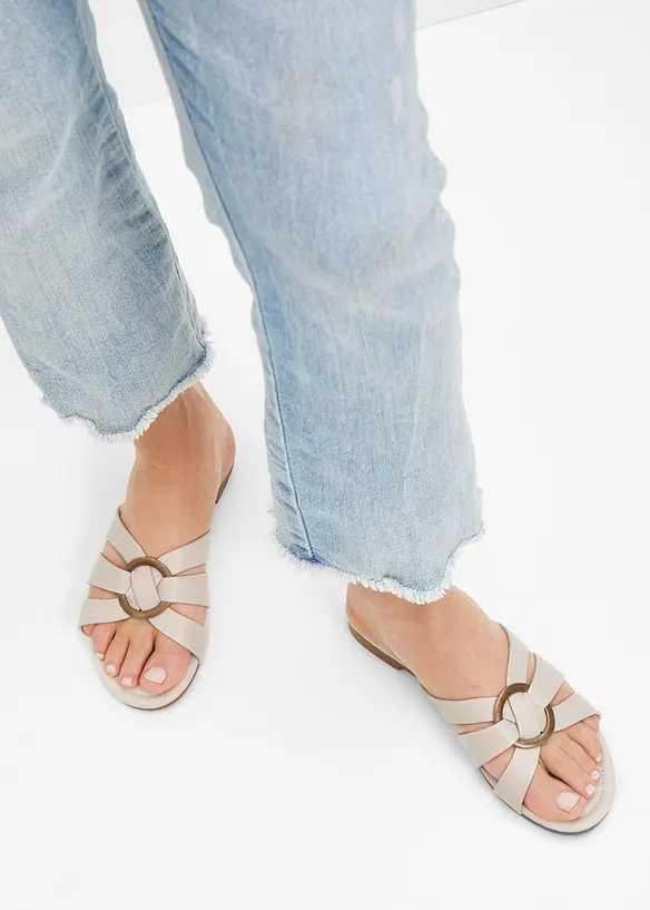 Pantoletten mit dekorativem Ring in beige - bonprix
