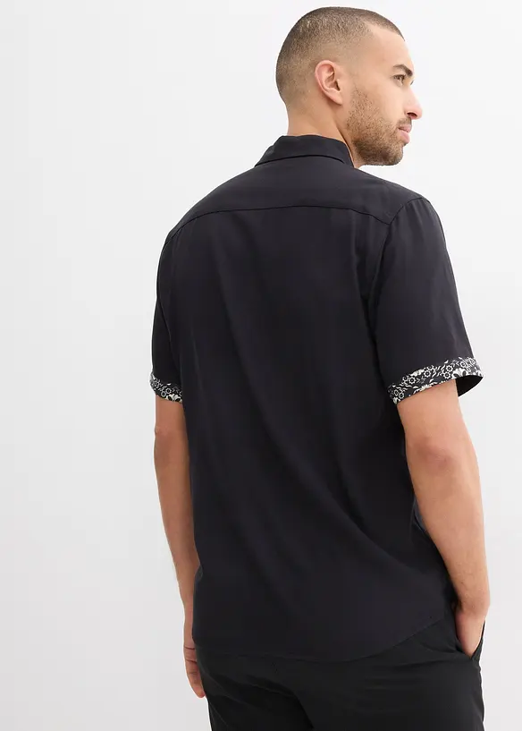 Kurzarmhemd aus Viskose in Regular Fit in schwarz von hinten (im Anschnitt) - bonprix