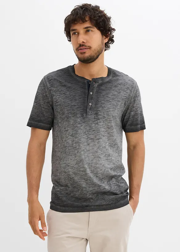 Henleyshirt, Kurzarm aus reiner Bio-Baumwolle in gewaschener Optik in grau von vorne (im Anschnitt) - bonprix