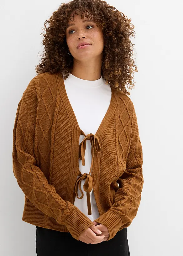 Strickjacke mit Schleifen in braun von vorne (im Anschnitt) - bonprix