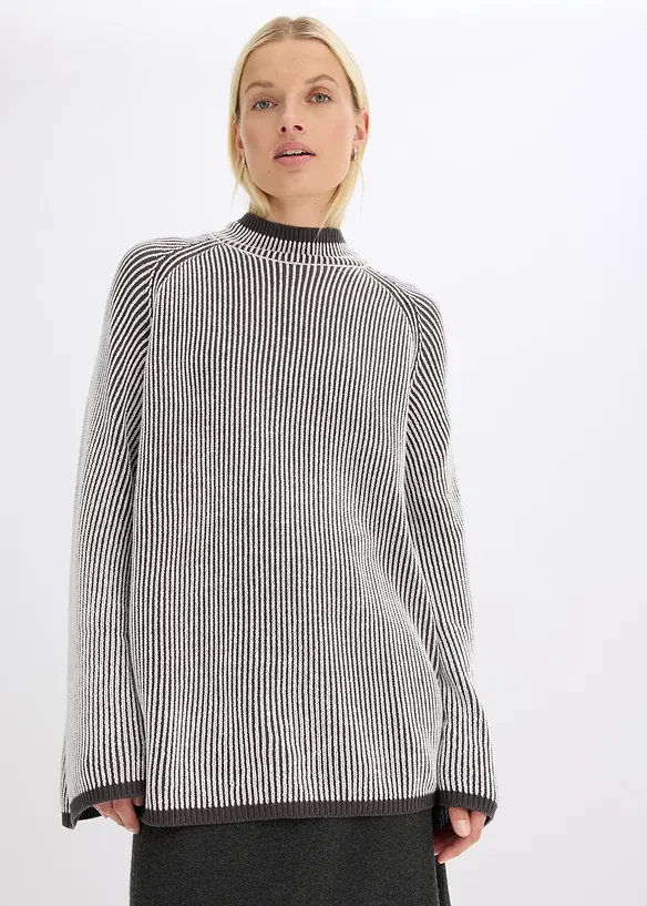 Oversize-Pullover mit Stehkragen in grau von vorne (im Anschnitt) - bonprix