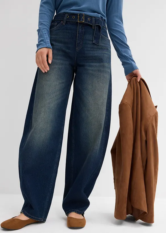 Barrel-Jeans Mid Waist mit Gürtel in blau von vorne - bonprix