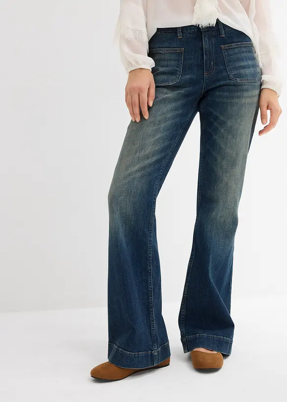 Flared-Jeans Mid Waist in blau von vorne - bonprix
