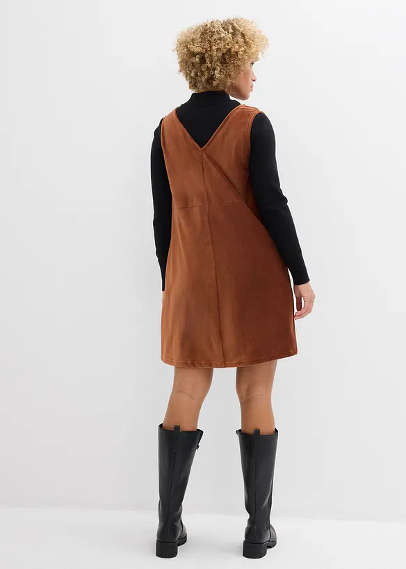 Latzkleid aus elastischem Cord in braun von hinten (Totalaufnahme) - bonprix Latzkleid aus elastischem Cord in braun von hinten (Totalaufnahme) - bonprix