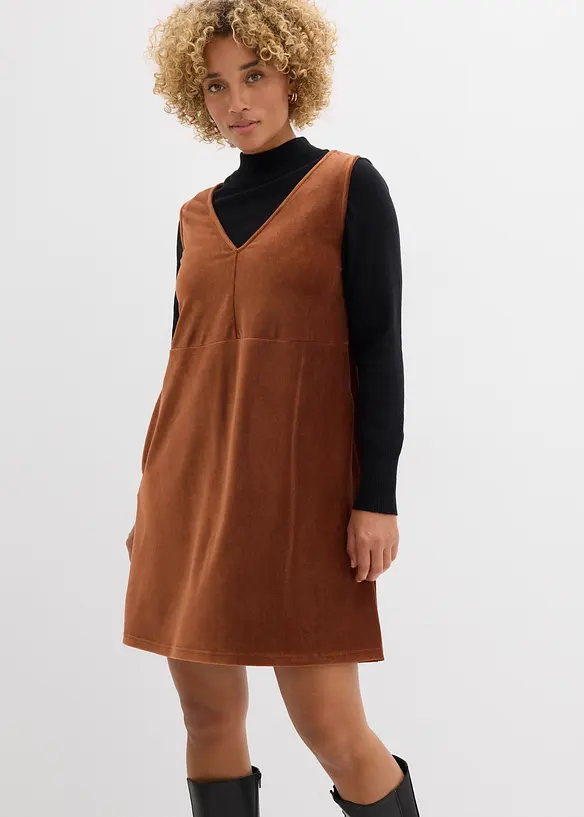Latzkleid aus elastischem Cord in braun von vorne (Totalaufnahme) - bonprix Latzkleid aus elastischem Cord in braun von vorne (Totalaufnahme) - bonprix