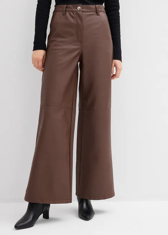 Lederimitat-Hose in braun von vorne - bonprix