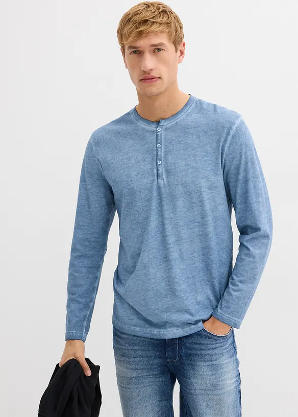 Henleyshirt, Langarm in gewaschener Optik aus reiner Bio-Baumwolle in blau von vorne (im Anschnitt) - bonprix