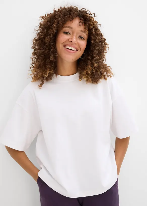 Kurzes Oversize-Shirt aus reiner schwerer Bio-Baumwolle in weiß von vorne (im Anschnitt) - bonprix