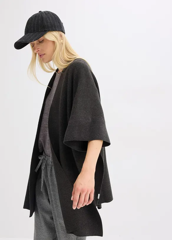 Oversize Strick-Cape in grau von vorne (im Anschnitt) - bonprix