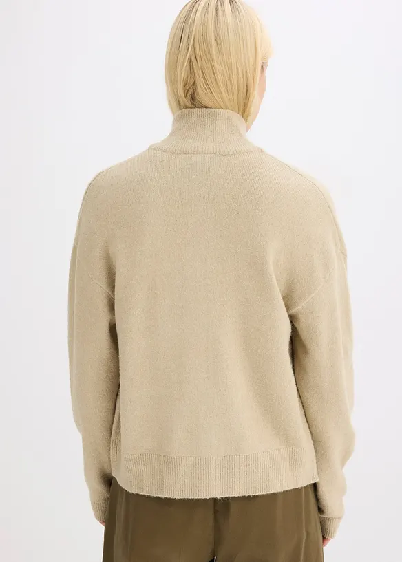 Strickjacke mit Reißverschluss in beige von hinten (im Anschnitt) - bonprix