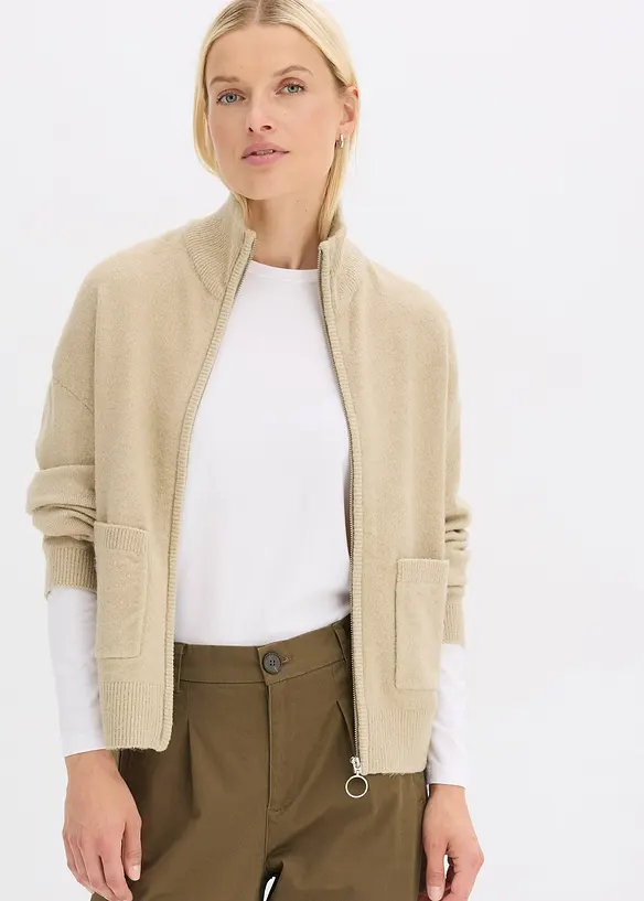 Strickjacke mit Reißverschluss in beige von vorne (im Anschnitt) - bonprix